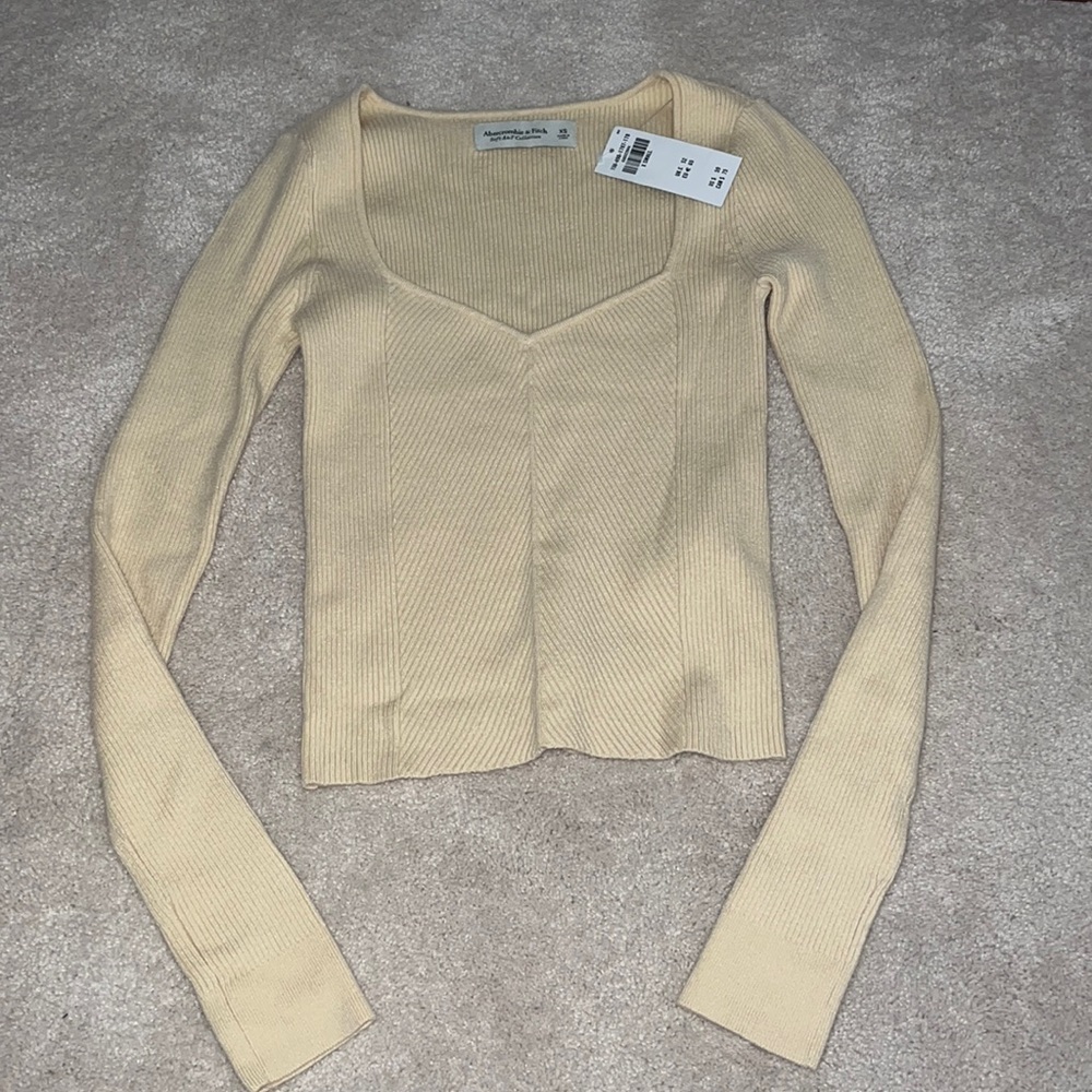 NWT Abercrombie and Fitch soft cream sweater xs